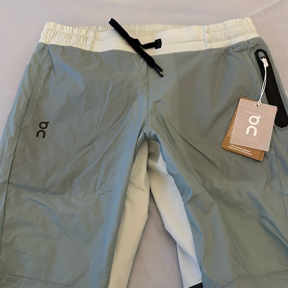 On Running running pants in Sea/Surf.